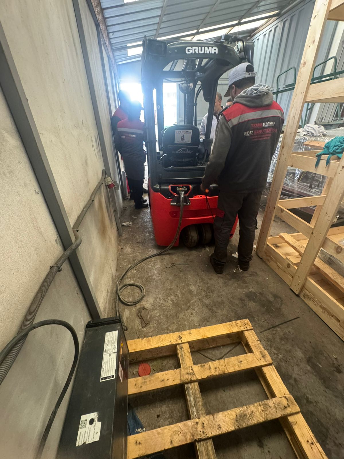 Techniciens Trans Limag en intervention en atelier